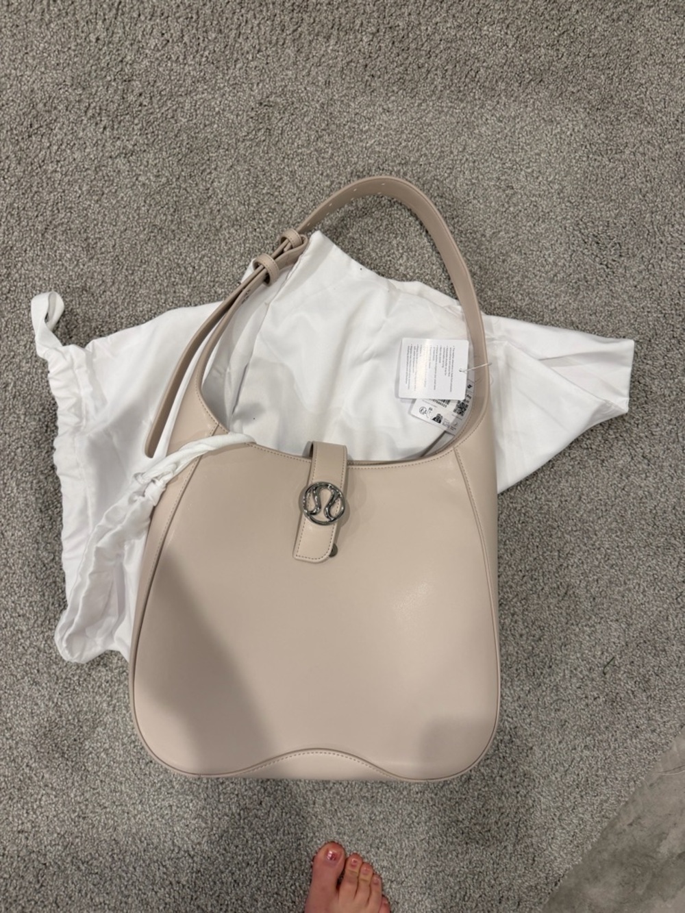 Lululemon NWT Leather Alternative Shoulder Bag Cashew 8L - Picture 8 of 12